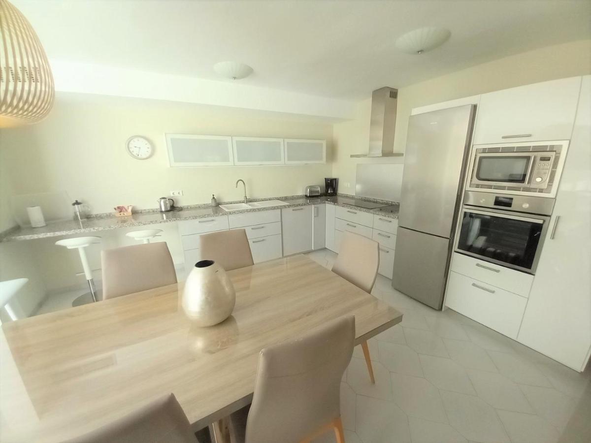 Miraflores Beachfront Penthouse Sitio de Calahonda Bagian luar foto